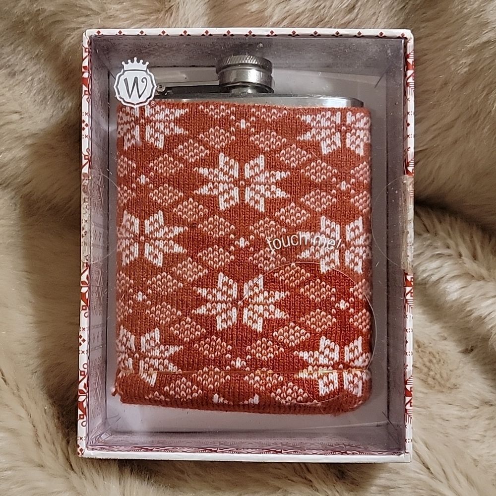 WILD EYE DESIGNS RED AND WHITE SNOWFLAKE PATTERN NORDIC SWEATER HIP FLASK - NEW